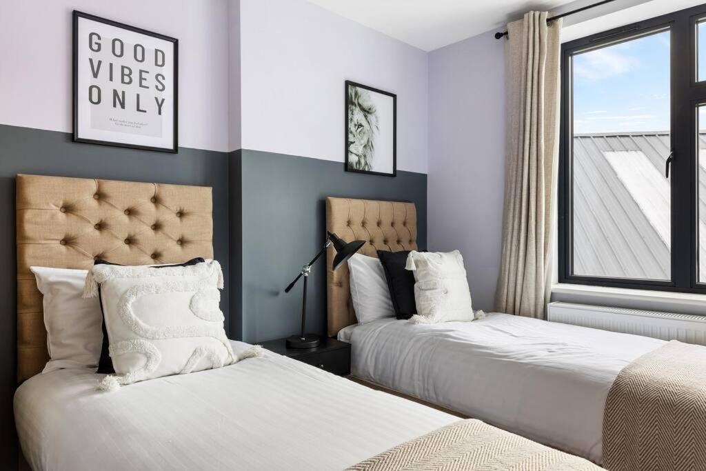 Stylish & Spacious 3 Bed Apartment With Fast Wifi, Close To Tube & Wembly Londra Dış mekan fotoğraf