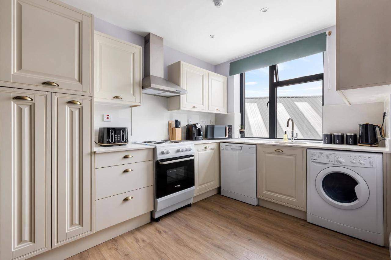 Stylish & Spacious 3 Bed Apartment With Fast Wifi, Close To Tube & Wembly Londra Dış mekan fotoğraf
