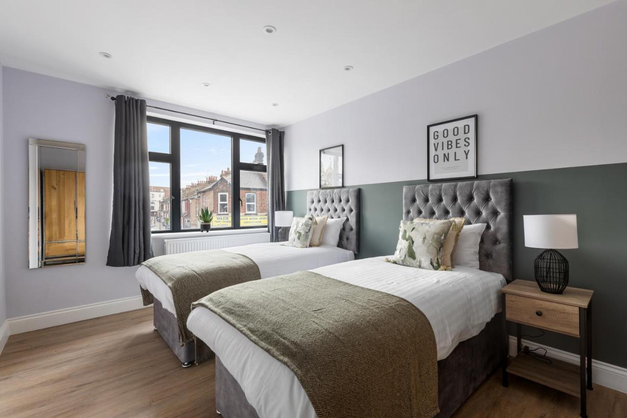 Stylish & Spacious 3 Bed Apartment With Fast Wifi, Close To Tube & Wembly Londra Dış mekan fotoğraf